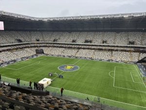 Chuva e frio reduzem público na Arena MRV antes de jogo entre Atlético e Bragantino