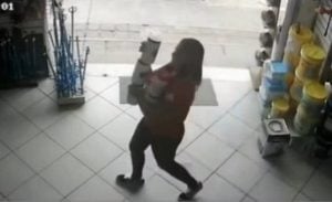 V&iacute;deo mostra suspeita de envolvimento na morte de Beatriz Vit&oacute;ria em loja de Jaboticatubas
