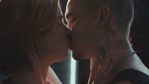 Romeo Beckham estreia como ator em filme francês, vivendo romance gay em trama que combina sensualidade e drama