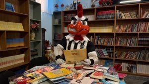 Instituto Galo cria biblioteca comunitária inspirada em Gustavo Scarpa e arrecada mais de 2 mil livros