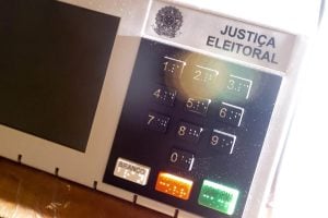 Cidadãos presos provisórios podem votar nas eleições de 2024; condenados em segunda instância, como Jair Bolsonaro, têm o direito suspenso