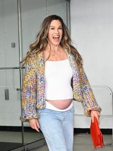 Hilary Swank critica críticas por gravidez aos 52 anos e destaca desigualdade de gênero na percepção sobre maternidade tardia