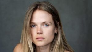 Atriz Gabriella Wilde abandona carreira em Hollywood para atuar como doula da morte