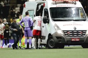 Atlético e Bragantino: zagueiro Alix Vinicius deixa o campo de ambulância após choque de cabeça durante partida na Arena MRV