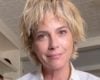 Selma Blair pede desculpas após morder comissário de bordo durante voo