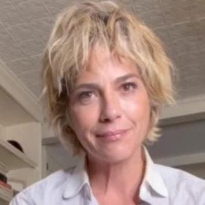 Selma Blair pede desculpas ap&oacute;s morder comiss&aacute;rio de bordo durante voo