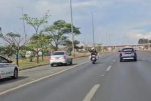 Viatura descaracterizada da Pol&iacute;cia Civil do DF &eacute; flagrada furando escolta da Pol&iacute;cia Militar durante cerim&ocirc;nia de entrega de ve&iacute;culos