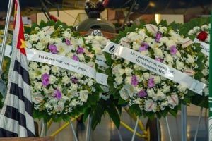 Filho de Lito Sousa homenageia o pai com coro de flores em cerim&ocirc;nia de despedida