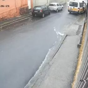 Van escolar descontrolada atinge poste e provoca ferimentos em quatro crian&ccedil;as na regi&atilde;o Sagrada Fam&iacute;lia, em Belo Horizonte