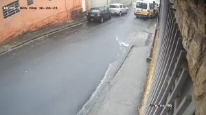 Van escolar descontrolada atinge poste e provoca ferimentos em quatro crian&ccedil;as na regi&atilde;o Sagrada Fam&iacute;lia, em Belo Horizonte