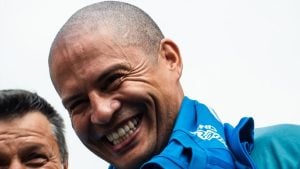 Ex-jogador Alex revisita Toca da Raposa e reforça importância do Cruzeiro em sua carreira
