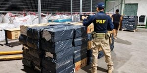 Homem é preso com mais de 100 mil maços de cigarros de origem paraguaia na BR-262, em Uberaba