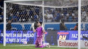 Cruzeiro encerra sequ&ecirc;ncia de 11 jogos sofrendo gols ao vencer o S&atilde;o Paulo por 2 a 0