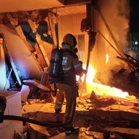 Explos&atilde;o em resid&ecirc;ncia no bairro Jo&atilde;o Pinheiro causa morte e danos a ve&iacute;culos em Belo Horizonte