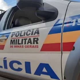Jovem de 14 anos &eacute; baleado na sa&iacute;da de padaria em Belo Horizonte; suspeito &eacute; identificado, mas permanece foragido