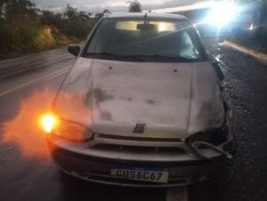 Acidente entre carros na BR-494 termina com veículo em ribanceira em Divinópolis