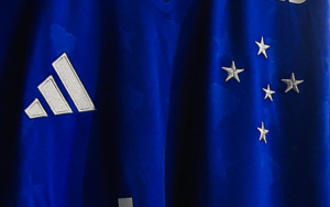 Camisa do Cruzeiro sem a marca da Betnacional para jogo contra o São Paulo
