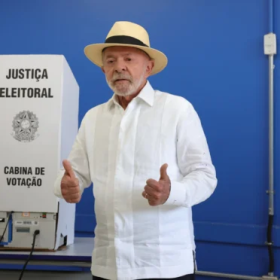 Luiz Inácio Lula da Silva vota em São Bernardo do Campo durante o primeiro turno das eleições de 2026.