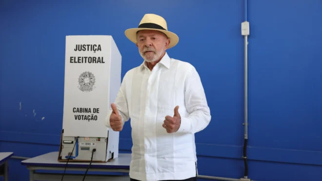 Luiz In&aacute;cio Lula da Silva vota em S&atilde;o Bernardo do Campo durante o primeiro turno das elei&ccedil;&otilde;es de 2026.