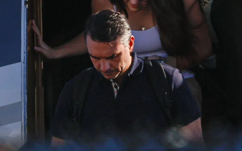 Fl&aacute;vio Bolsonaro ap&oacute;s desembarcar em Miami, nos Estados Unidos, nesta quarta-feira (28).