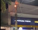 Princ&iacute;pio de inc&ecirc;ndio em poste de energia mobiliza Bombeiros e Cemig na Rua Rio de Janeiro em Divin&oacute;polis