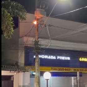 Princípio de incêndio em poste de energia mobiliza Bombeiros e Cemig na Rua Rio de Janeiro em Divinópolis