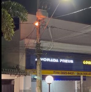 Princípio de incêndio em poste de energia mobiliza Bombeiros e Cemig na Rua Rio de Janeiro em Divinópolis