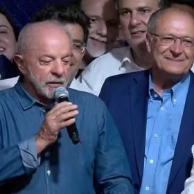 Lula discursa após reeleição para quarto mandato.