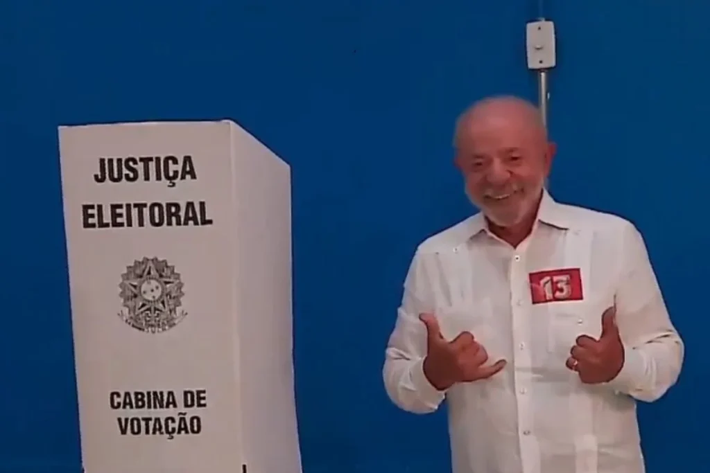 Lula vota em S&atilde;o Bernardo do Campo e agradece mobiliza&ccedil;&atilde;o de eleitores