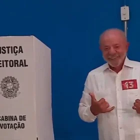 Lula vota em São Bernardo do Campo e agradece mobilização de eleitores