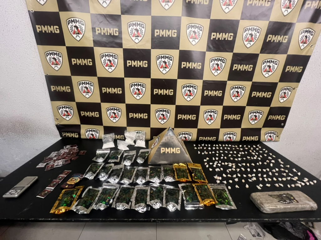 Material apreendido pela PM no Buraco Quente, no bairro Porto Velho, em Divinópolis