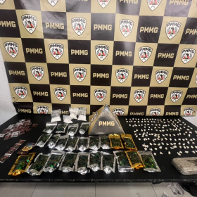 PM apreende 180 pedras de crack no Buraco Quente, em Divinópolis