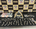 PM apreende drogas e prende suspeito no bairro Na&ccedil;&otilde;es