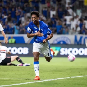 Cruzeiro vence São Paulo no Mineirão e pode terminar rodada no G4