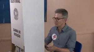 Zema é flagrado usando celular na cabine de votação e pode ser detido